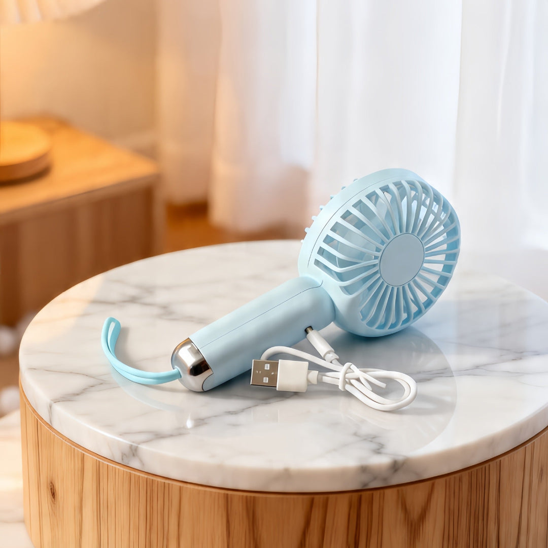 Hvit ergonomisk bærbar håndvifte med USB-lading, ideell for reise og kjøling om sommeren.