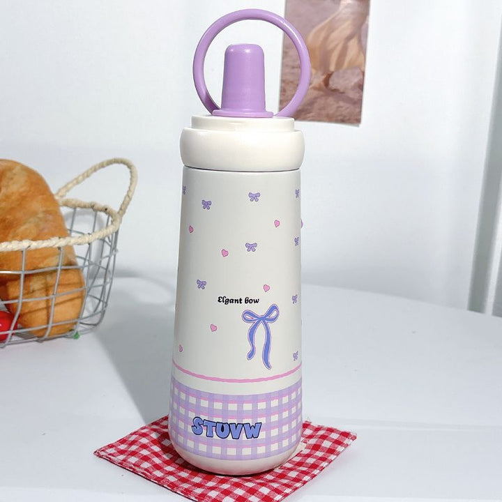 Motebevisst 600 ml drikkeflaske med delikat sløyfedesign. Elegant dame vannflaske i slitesterk plast.