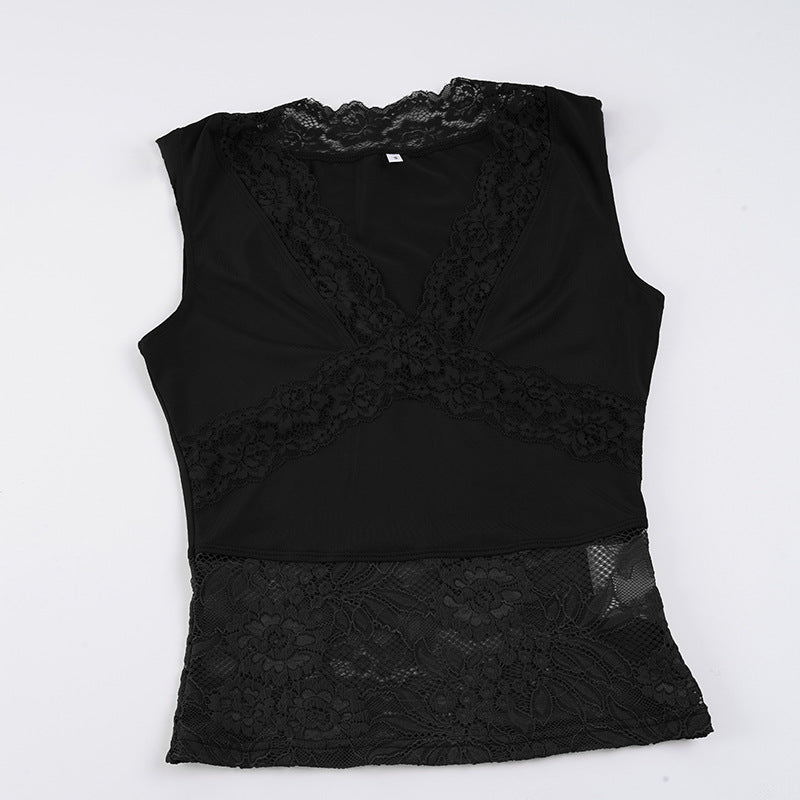 Elegant dame tanktopp med V-hals og volanger. Feminin topp for sommer og fest.