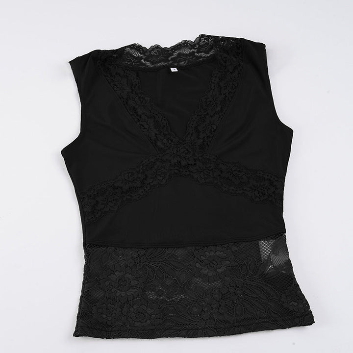 Elegant dame tanktopp med V-hals og volanger. Feminin topp for sommer og fest.