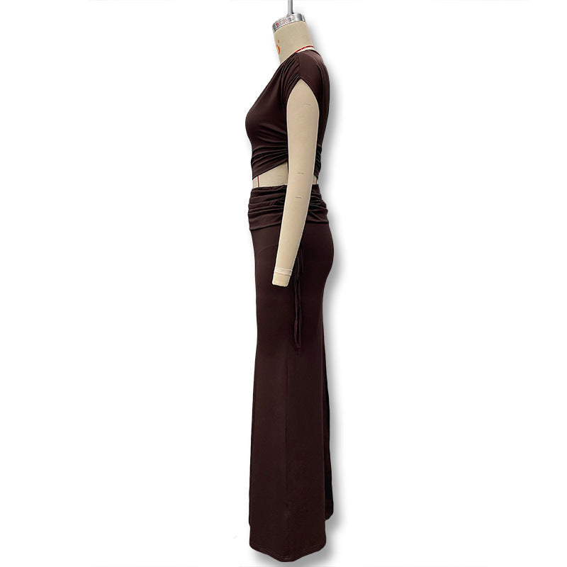 Brun asymmetrisk dame maxikjole med lange ermer, en elegant festkjole for kvinner og formelle anledninger.