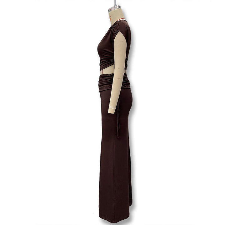 Brun asymmetrisk dame maxikjole med lange ermer, en elegant festkjole for kvinner og formelle anledninger.