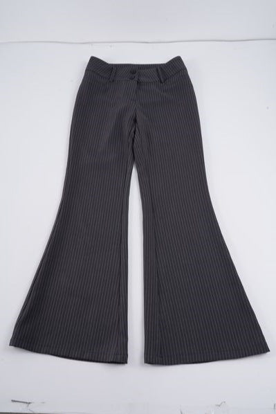 Full lengde bilde av dame flared jeans med høy midje og elegant stripemønster, som forlenger silhuetten.