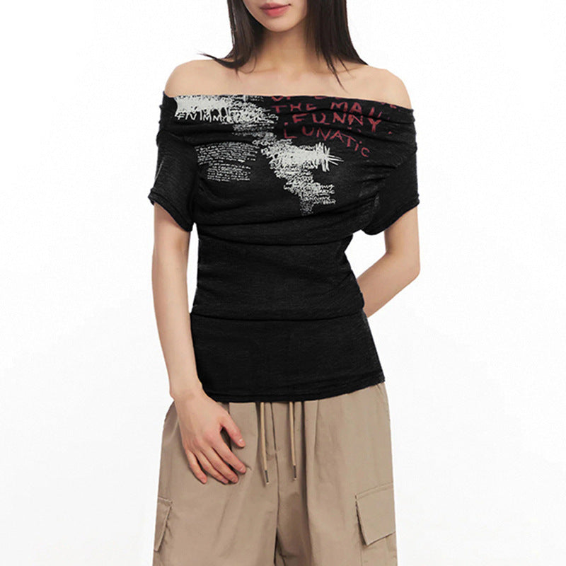 Off-shoulder dametopp med unikt kunstnerisk trykk. Trendy, figurnær t-skjorte perfekt for vår og sommer.