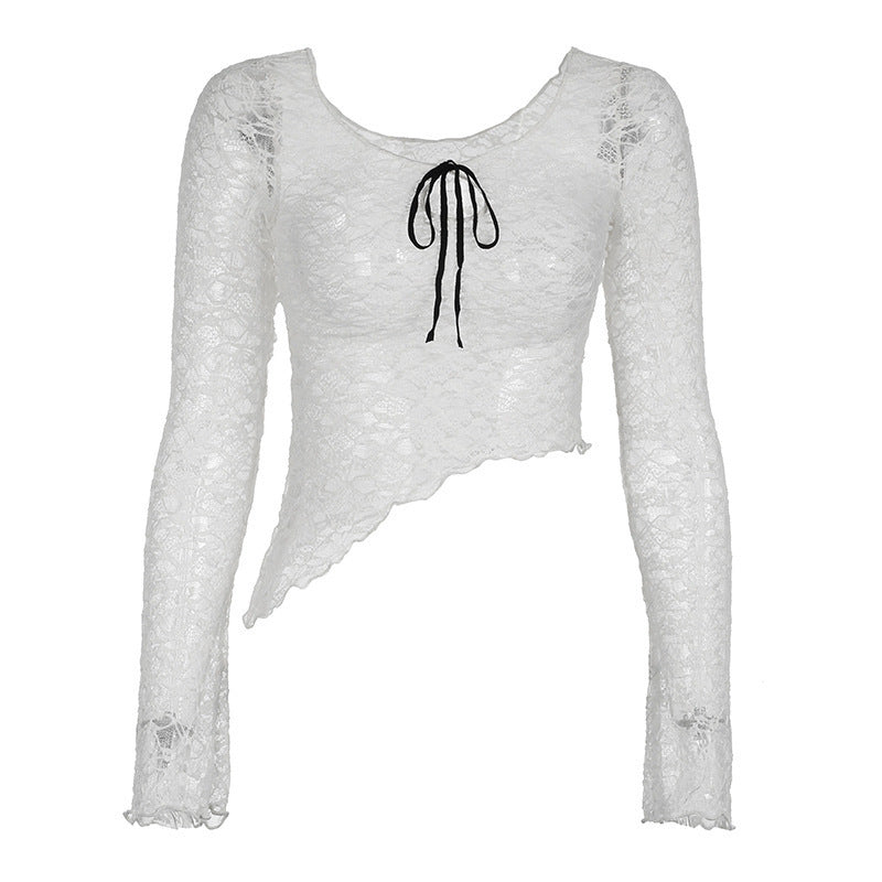 Damebluse med sløyfe og spissdetaljer, asymmetrisk design for en elegant stil. Ideell som festtopp.