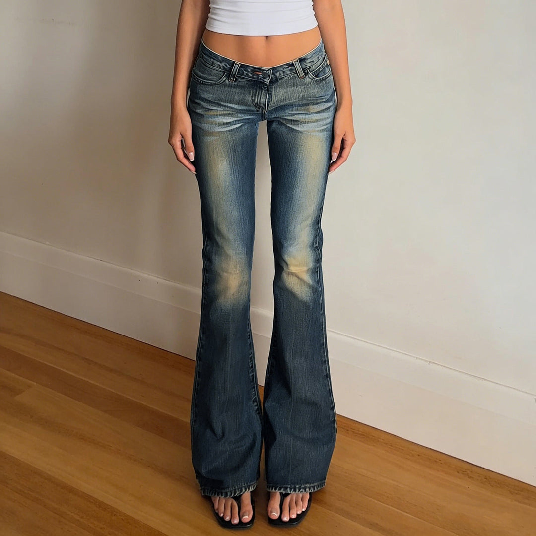 Kvinner i komfortable, høymidjede flared jeans med stilig bruktlook, ideell for hverdagsbruk.