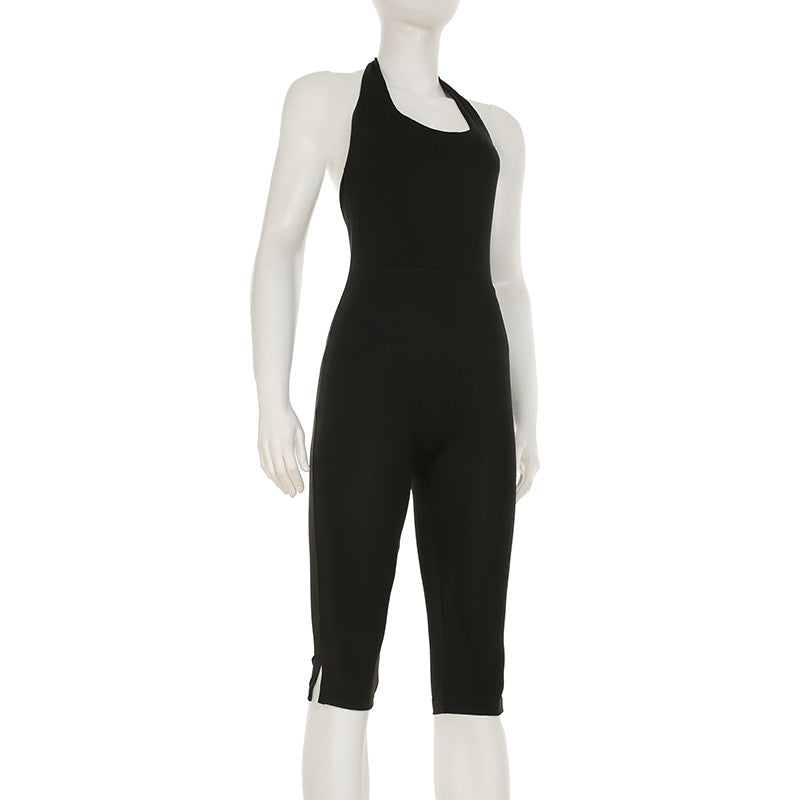 Elegant svart damejumpsuit med kroppsnær passform og dyp ryggutskjæring, ideell for fest og mote.
