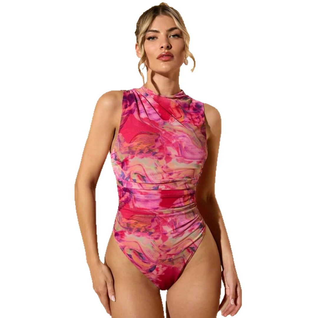 Figursydd magenta badedrakt for kvinner, med elegant høyhals. Ideell for sommerstil og komfortabel svømming.