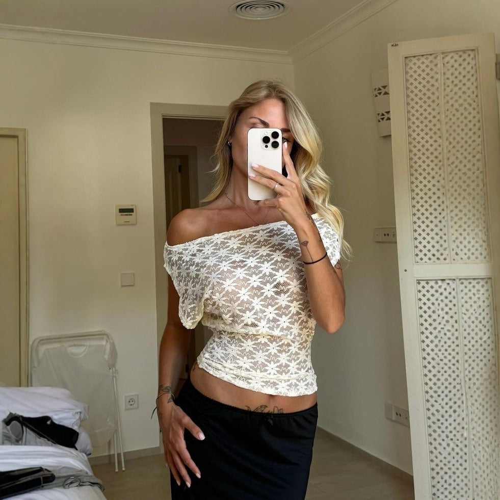 Elegant off-shoulder topp for kvinner med vakkert blomsterdesign. En moderne sommertopp.