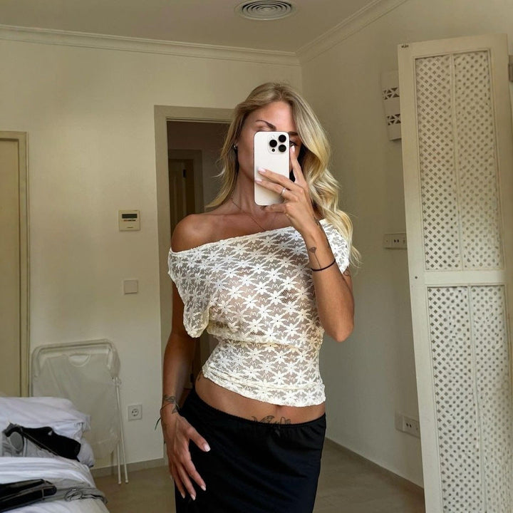 Elegant off-shoulder topp for kvinner med vakkert blomsterdesign. En moderne sommertopp.