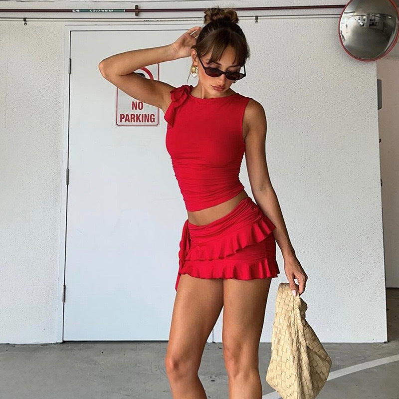 Rød crop-top og matchende miniskjørt sett med volangdetaljer. Stilrent sommerantrekk for damer.