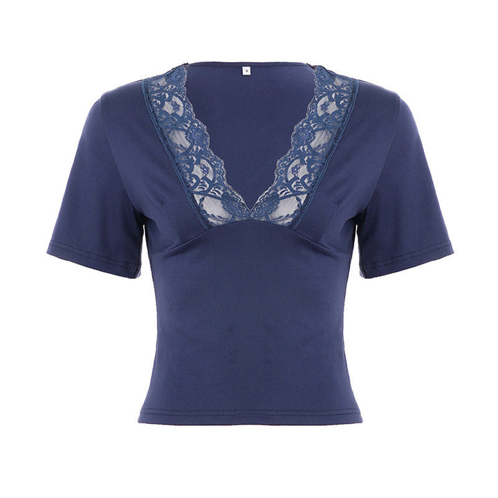 Moteriktig V-hals bluse i blonde og lett stoff, elegant for kvinner som søker en fresh sommerstil.