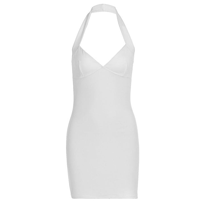 Hvit, figurnær halterneckkjole for dame. Perfekt som elegant festkjole eller chic sommerkjole.