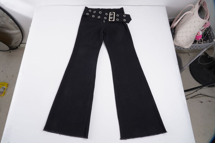 Trendy svarte damejeans: komfortable flared bukser med høyt liv og justerbart belte.