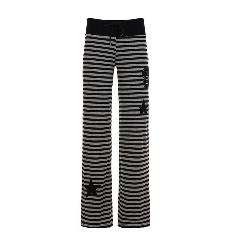Moteriktig dame fritidsbukse med vertikale striper, elastisk midje og praktiske sidelommer.