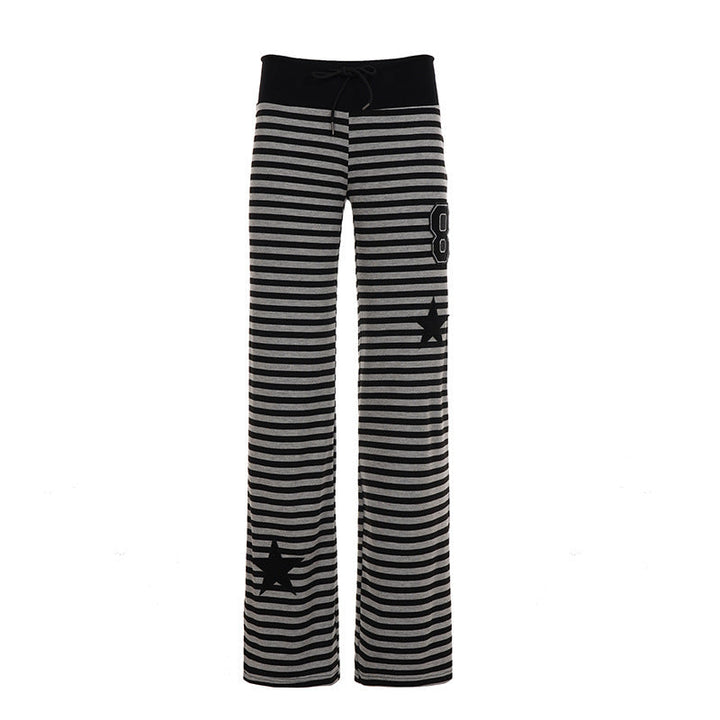 Moteriktig dame fritidsbukse med vertikale striper, elastisk midje og praktiske sidelommer.