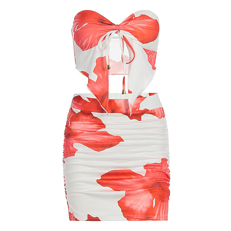 Feminin damekjole, figurnær modell med levende blomstertrykk og smigrende rynker for en elegant stil.