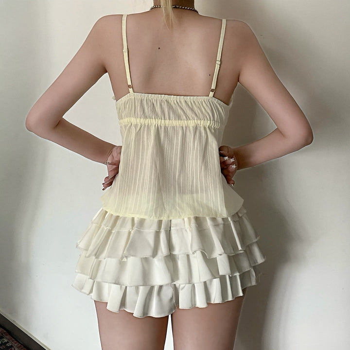 Lys gul stroppetopp for dame med lagvise volanger for en elegant og luftig stil.