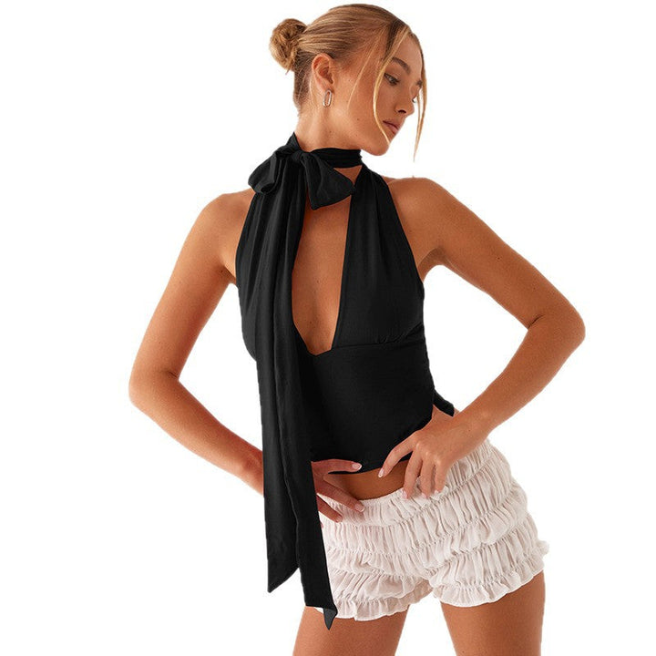 Moteriktig hverdagstopp halter med elegant innpakningsdesign og dyp V-hals for dame.