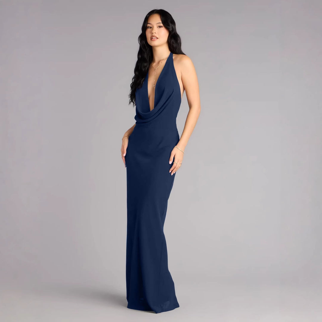Stilig blå aftenkjole med halterneck, lang passform for kvinner. Ideell som elegant selskapskjole.
