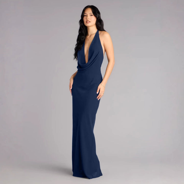 Stilig blå aftenkjole med halterneck, lang passform for kvinner. Ideell som elegant selskapskjole.
