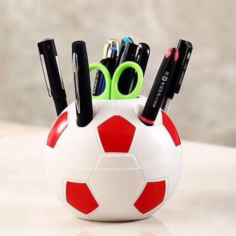 Sort og hvit fotball pennholder. Robust design for kontor og hjem. Et must for fotball supportere.