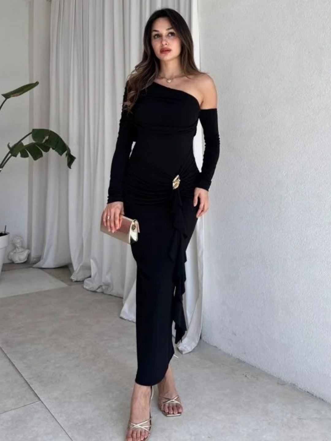 Trendy asymmetrisk omslagskjole for kvinner. En elegant og komfortabel festkjole for spesielle anledninger.