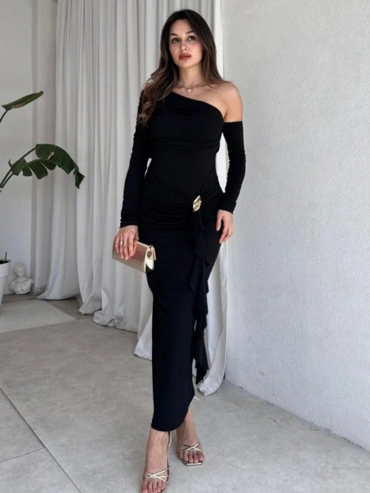 Trendy asymmetrisk omslagskjole for kvinner. En elegant og komfortabel festkjole for spesielle anledninger.