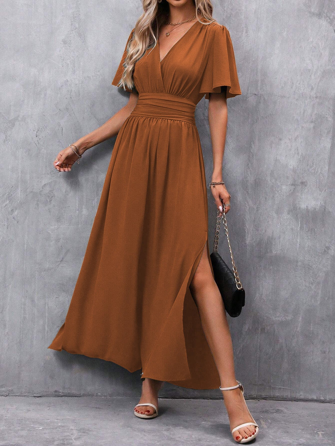 Komfortabel sommer maxikjole i myk polyester, med elegant V-hals og flytende A-linje design.