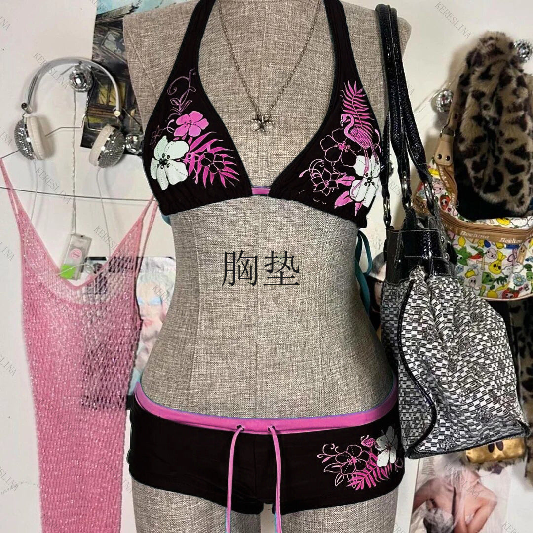 Kvinne bikini sett med detaljert blomsterdesign og praktiske justerbare stropper.