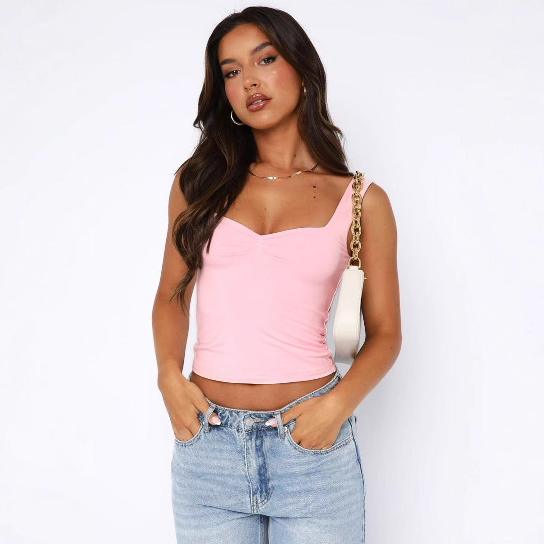 Hvit figurnær crop-top til dame med V-hals, brede stropper. Perfekt for trendy sommer og hverdagsmote.