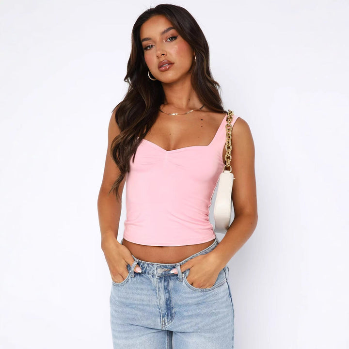 Hvit figurnær crop-top til dame med V-hals, brede stropper. Perfekt for trendy sommer og hverdagsmote.