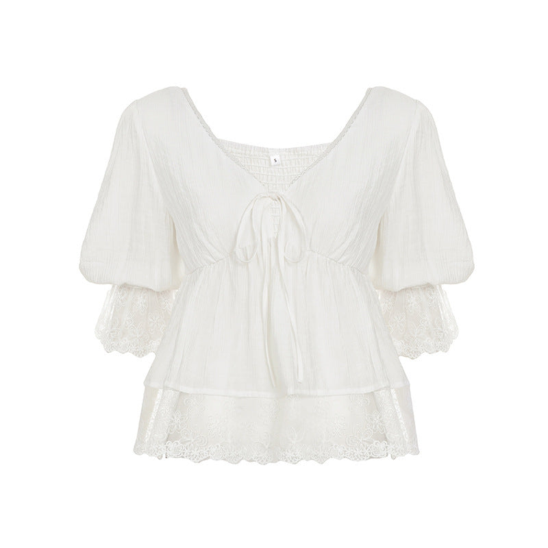 Elegant hvit damebluse med romantisk blonde og V-hals. Komfortabel og lett sommerbluse, moteriktig topp.