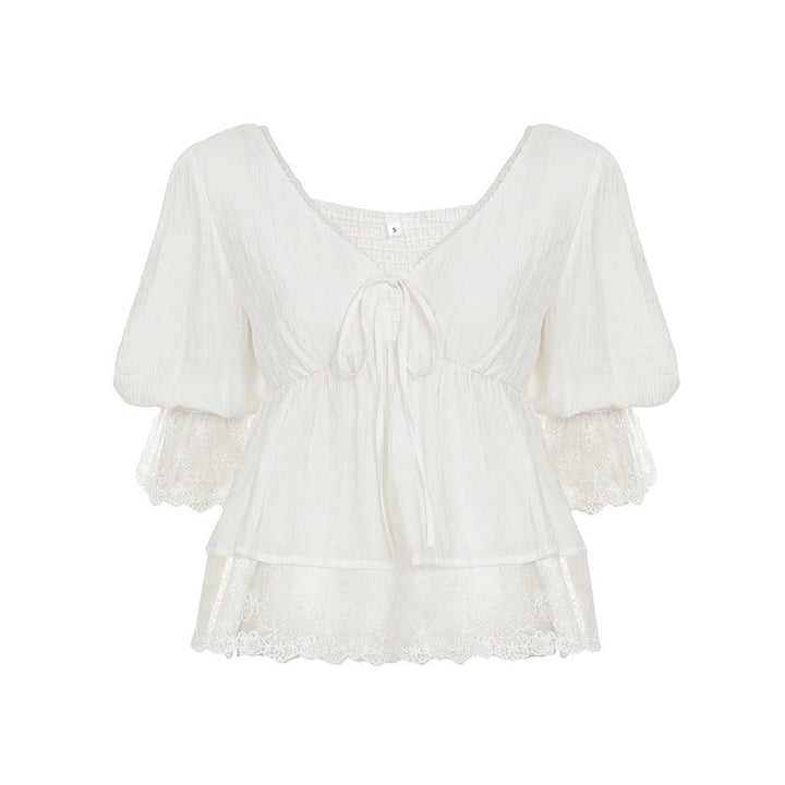 Elegant hvit damebluse med romantisk blonde og V-hals. Komfortabel og lett sommerbluse, moteriktig topp.