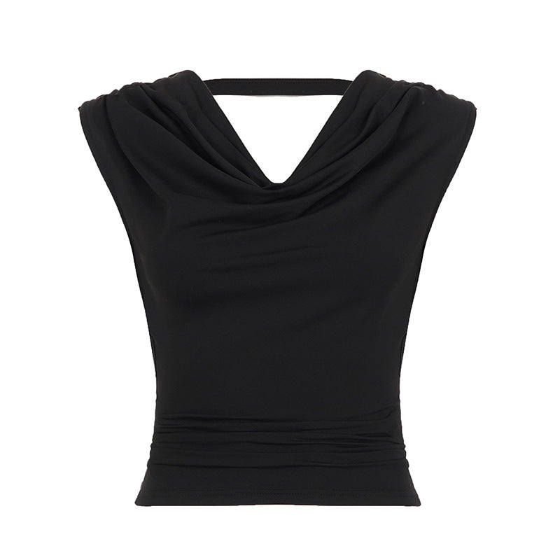 Nærbilde av elegant dame tanktopp med detaljerte perlebroderier og klassisk kragetopp design.