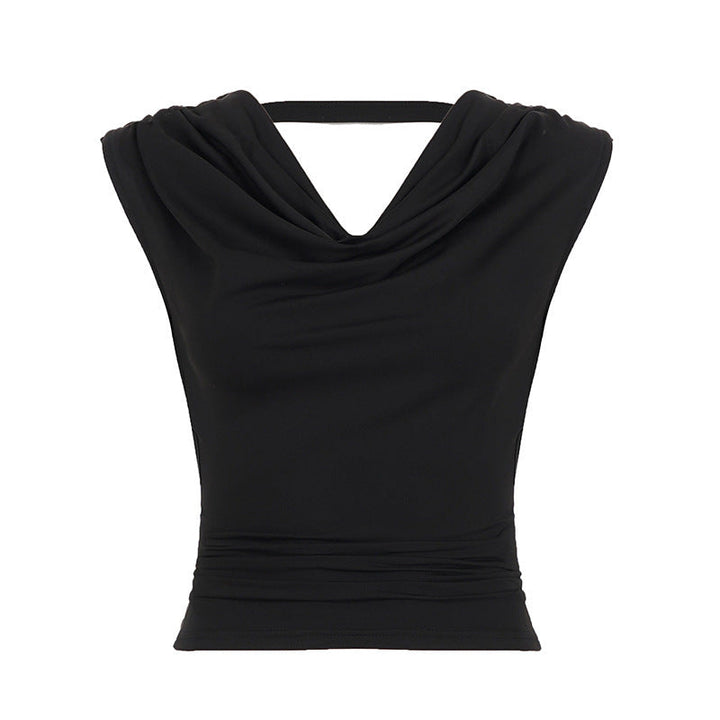 Nærbilde av elegant dame tanktopp med detaljerte perlebroderier og klassisk kragetopp design.