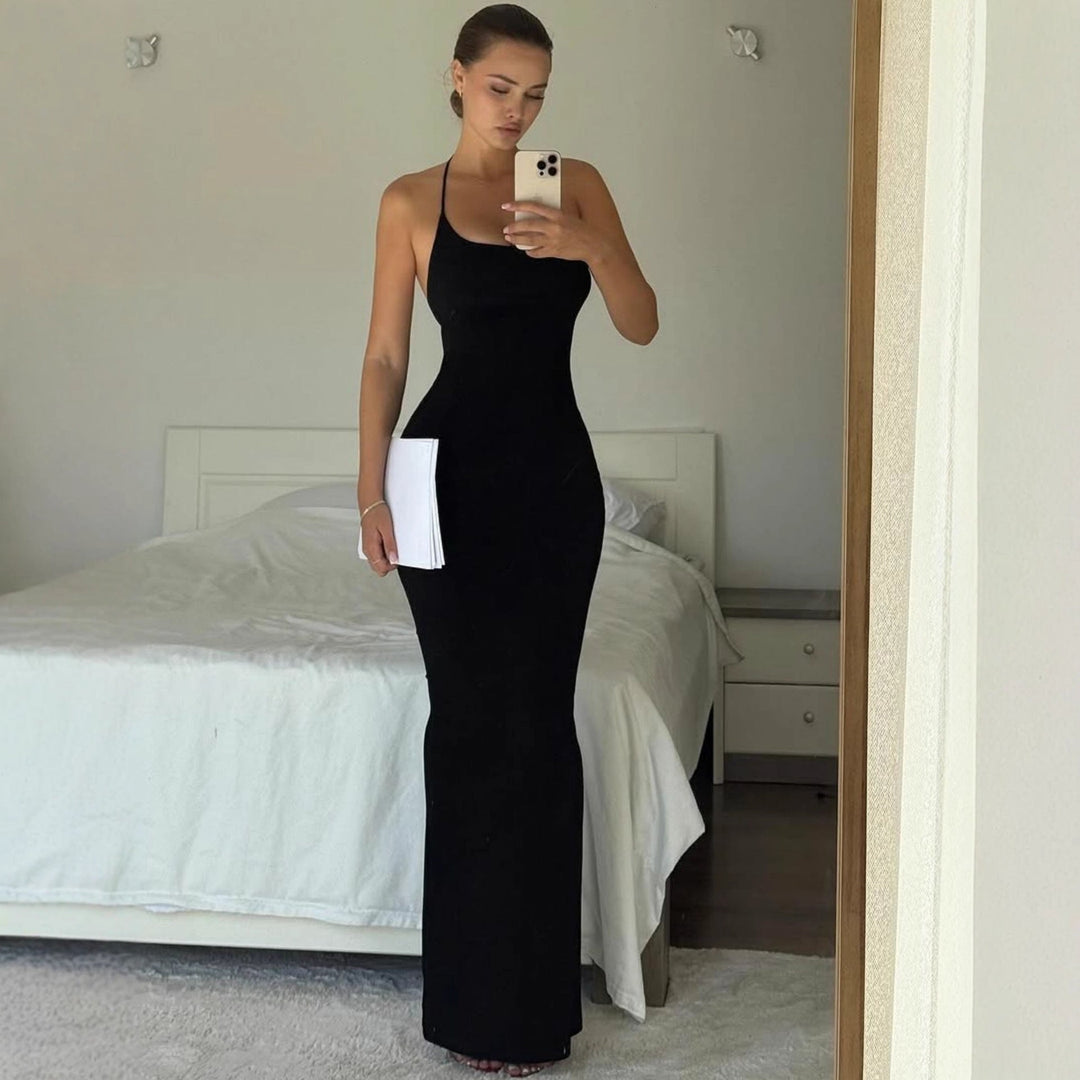 Sort elegant halterneck maxikjole for kvinner. Tidløs festkjole for kveldsantrekk og selskap.