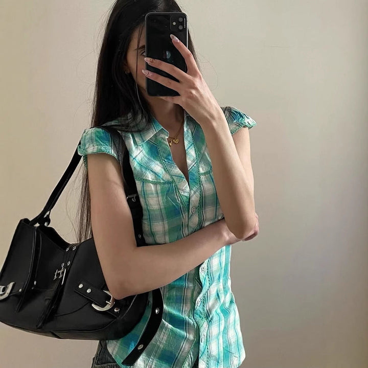 Elegant grønn rutete bluse med kortermede volanger, feminin topp for dame.