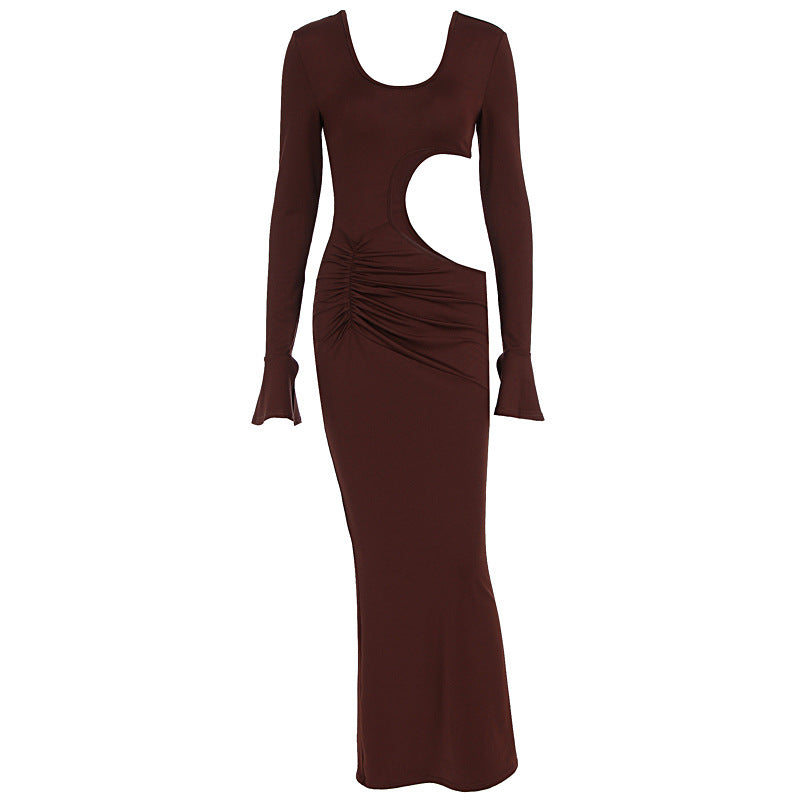 Lang brun festkjole for damer med asymmetrisk cut-out og elegante rynker, et unikt kveldsantrekk.