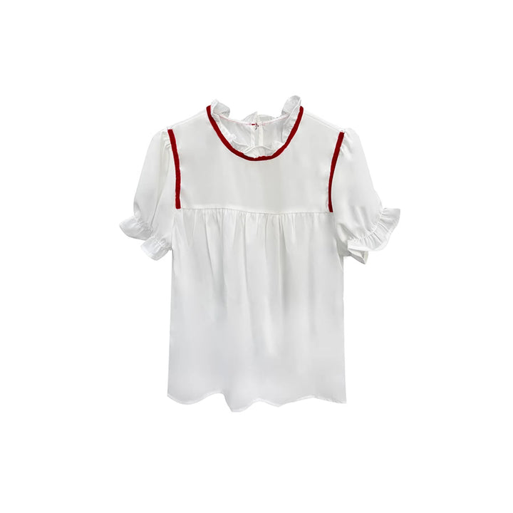 Hvit dametopp med fine volanger og elegante knapper. En romantisk bluse, perfekt for sommer og vår.