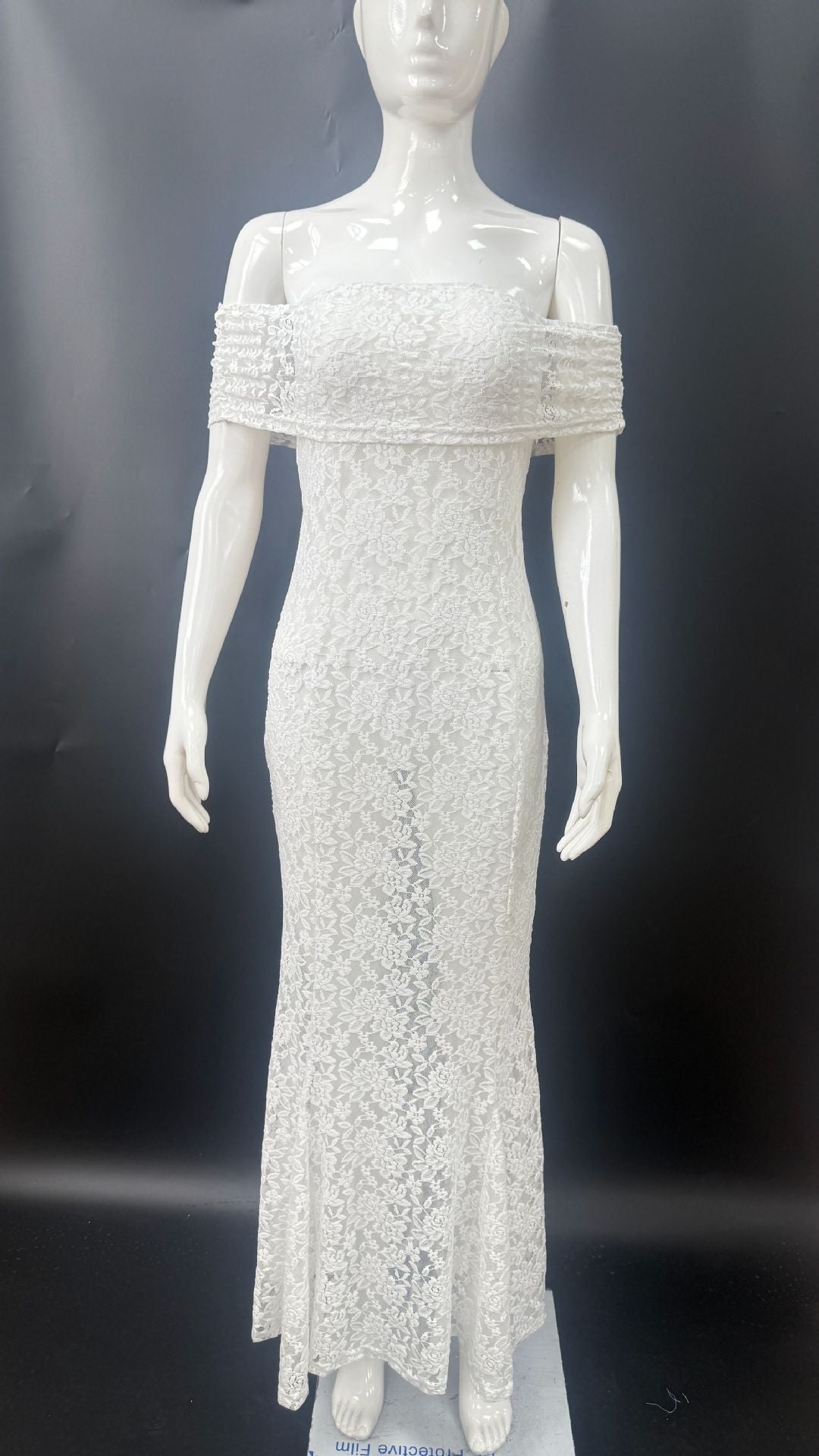 Forførende off-shoulder maxikjole, en elegant lang kjole for kveldsarrangementer eller selskap.