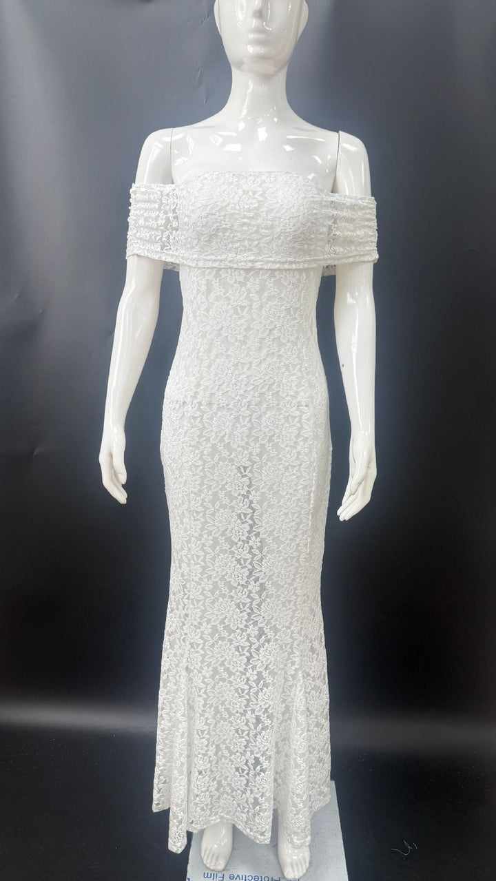 Forførende off-shoulder maxikjole, en elegant lang kjole for kveldsarrangementer eller selskap.
