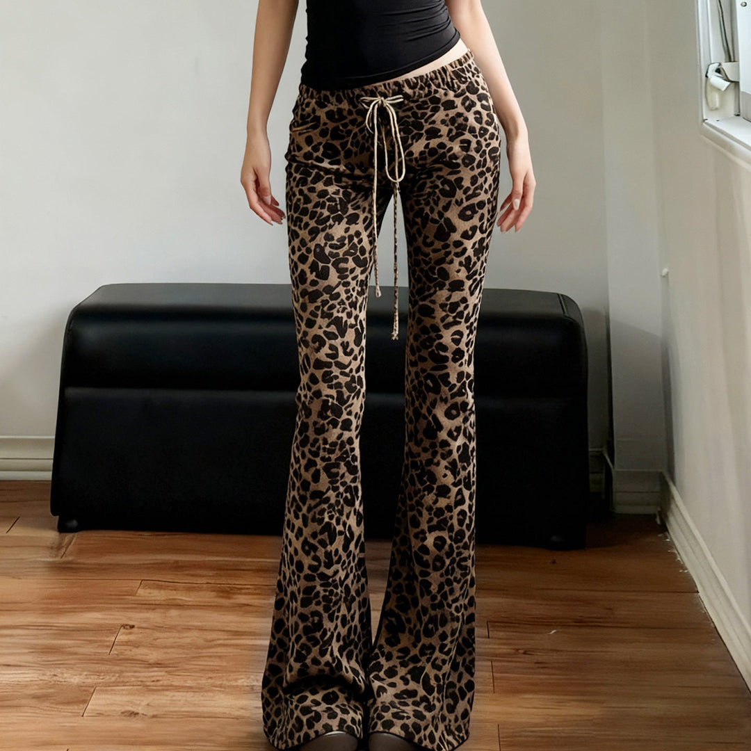 Lekent leopardmønster på stilige dame flared bukser. Motebukser som passer til både hverdag og fest.