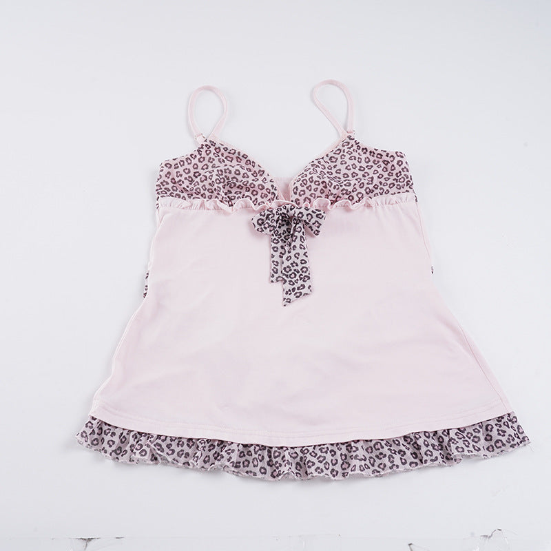 Detaljert dame nattøy topp med hestemønster, volangkant og justerbare skulderstropper. Myk pyjamas.