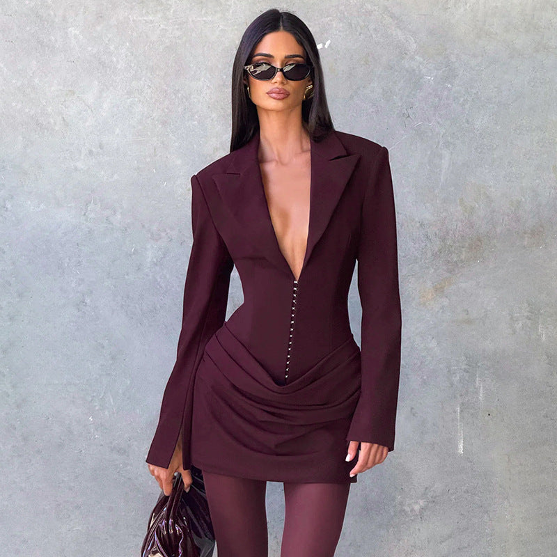 Stilfull festkjole/cocktailkjole i blazer-stil, dyp V-hals, for et elegant og sofistikert look.