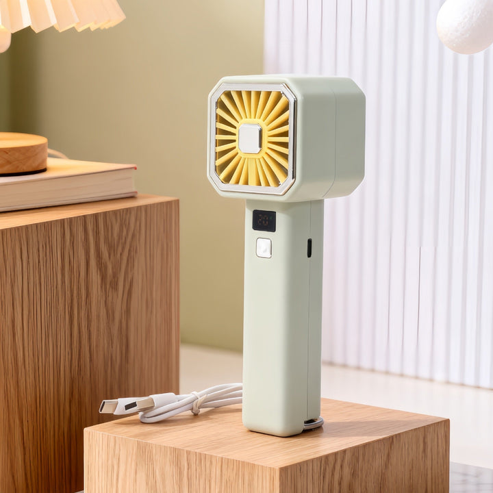 Essensiell sommergadget: Håndholdt USB-vifte med digital hastighet for umiddelbar kjøling.