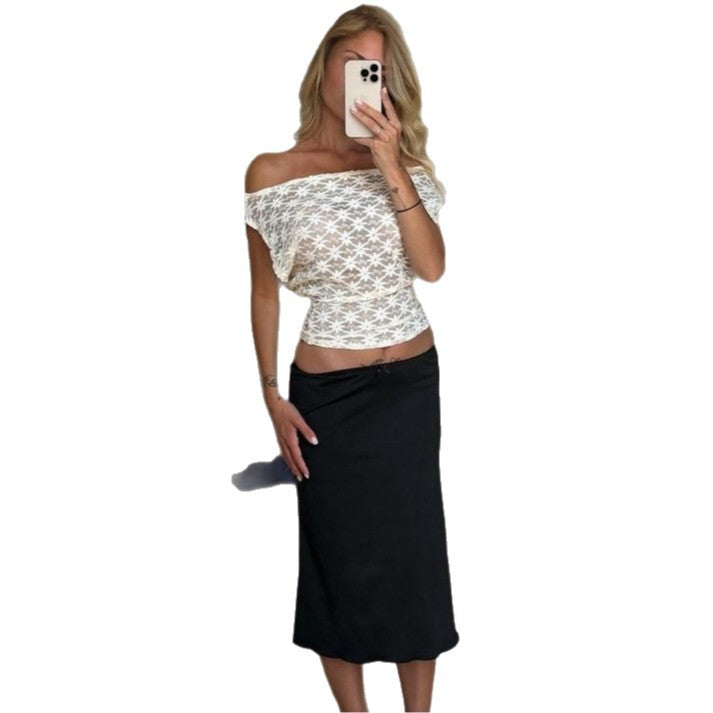 Svart dametopp off-shoulder med stilig blomstermønster. Trendy og elegant festtopp.