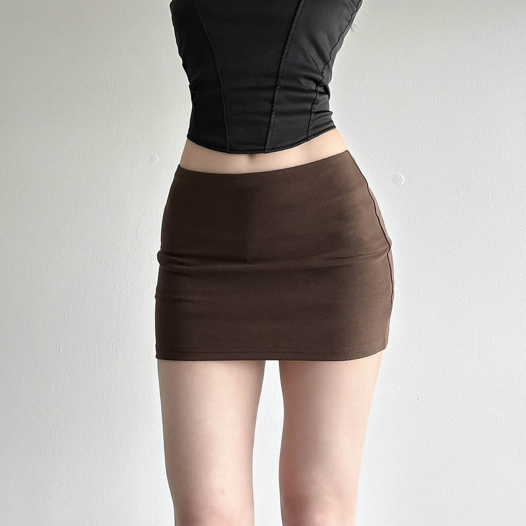 Stilrent brunt dameskjørt, kort lengde for en moderne look, allsidig og komfortabelt.