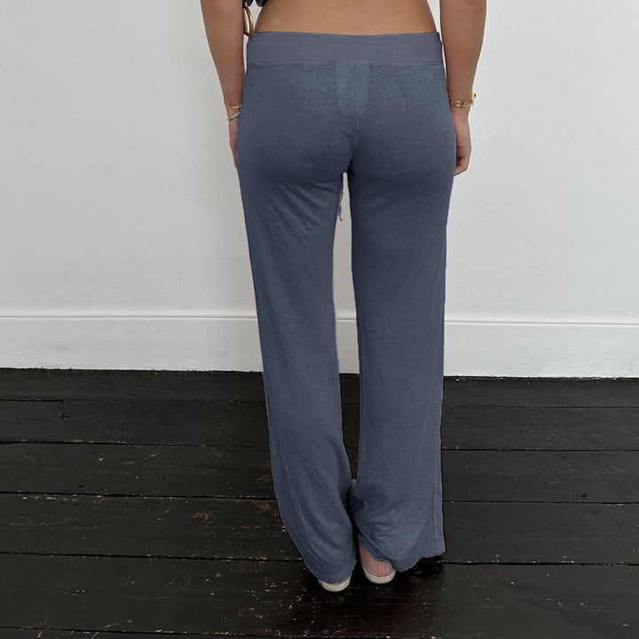 Trendy damebukse: flared passform, iøynefallende trykk og smart kontrastbelte. En chic casual look.