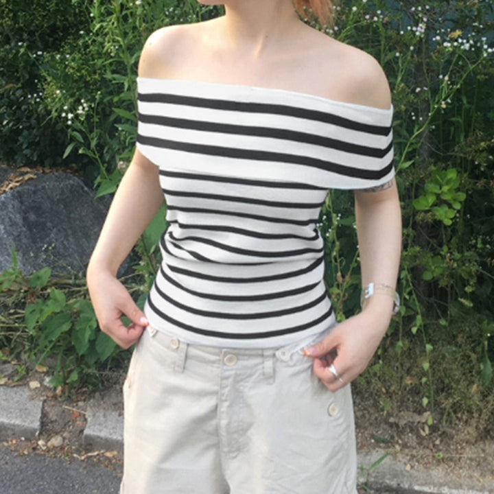 Trendy svart-hvit stripet off-shoulder topp til dame. Med bred krage for en stilfull look.